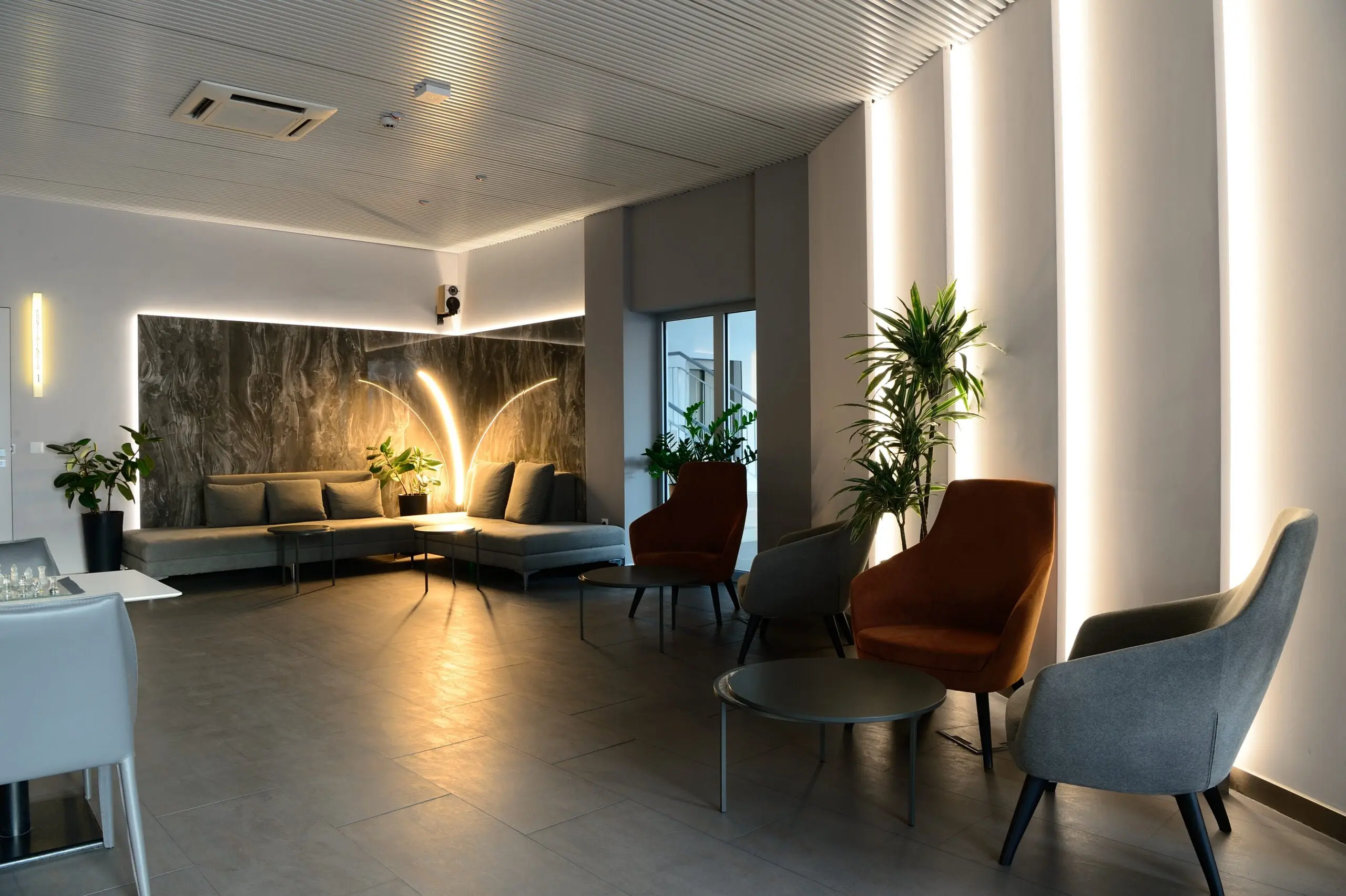 Готельний лобі в скандинавському стилі: теплота без перевантаженості Готельний лобі-лаунж зі скандинавськими меблями, теплим освітленням і мінімальним декором