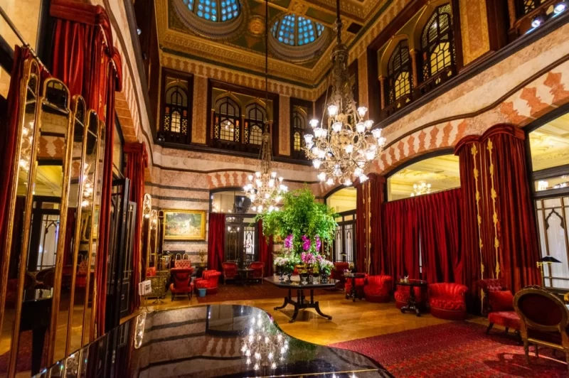 Фасад історичного готелю Pera Palace Hotel у Стамбулі