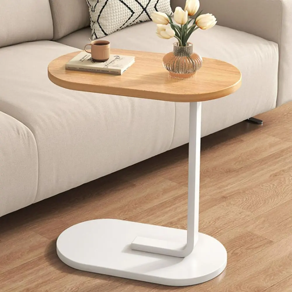 Прикроватна зона в готельному стилі: деталі, що створюють відчуття розкоші Прикроватний столик в готелі - лампа, книга, склянка води і жива квітка як деталі затишку