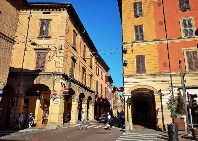 Болонья за 24 години: що подивитися, спробувати та відчути в "червоній, вченій та жирній" столиці Італії 🇮🇹