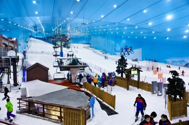Люди катаються на лижах на критому гірськолижному схилі Ski Dubai