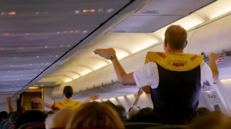 Де найкращі місця в літаку і хто їх може займати?