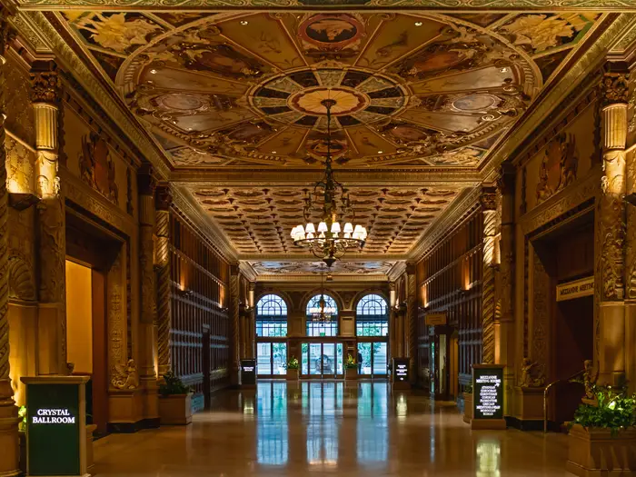 Розкішне лобі готелю Millennium Biltmore