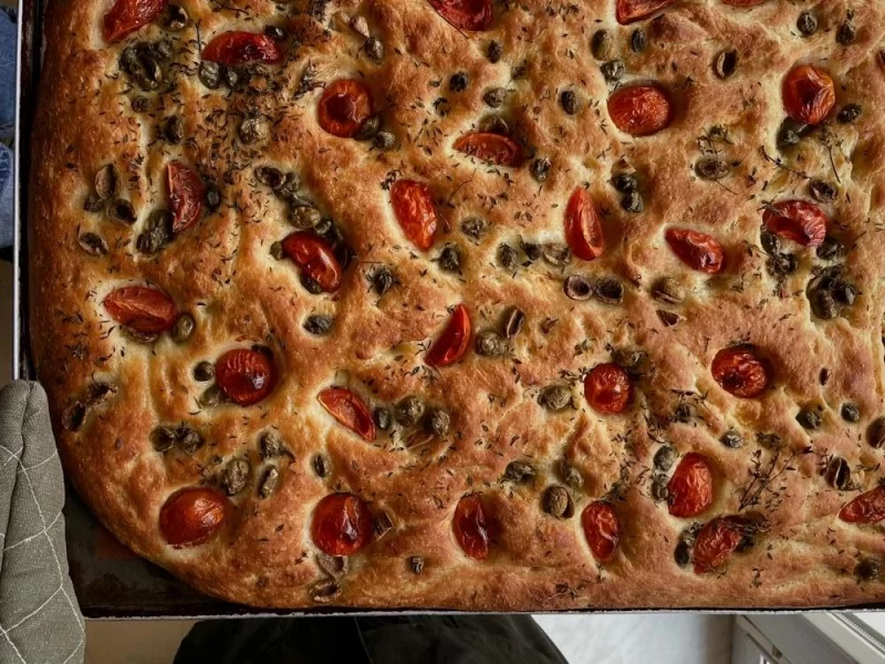 Шматочок фокаччі з оливками та розмарином