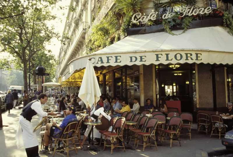 Фасад знаменитого Café de Flore в Парижі