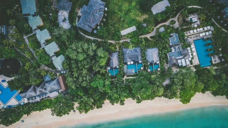Розкішна вілла з басейном та видом на океан в готелі Four Seasons Resort Seychelles на Мае