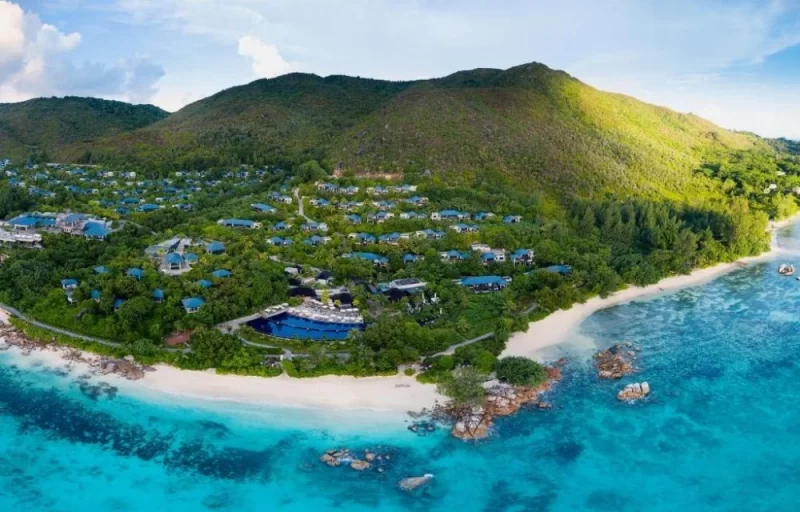 Розкішна вілла з приватним басейном та видом на океан в готелі Raffles Seychelles на Праслені
