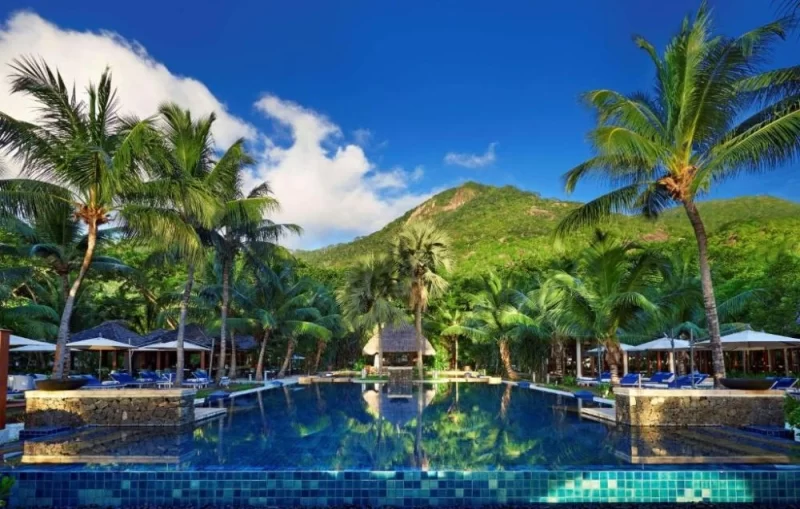 Вид на острів Силует з басейном готелю Hilton Seychelles Labriz Resort & Spa