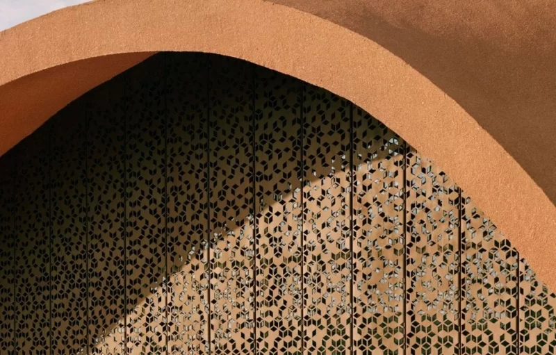 Гольф-клуб у формі дюни і арена в скелях: топ самих незвичайних спортивних об'єктів світу