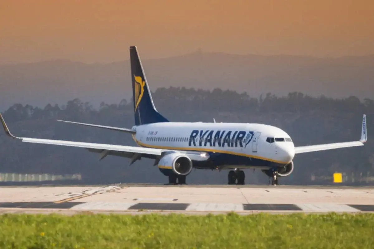 Хаос у небі: п'яний пасажир Ryanair ледь не зірвав посадку літака і потрапив до в'язниці 1 Гранд тур Хаос у небі: п'яний пасажир Ryanair ледь не зірвав посадку літака і потрапив до в'язниці
