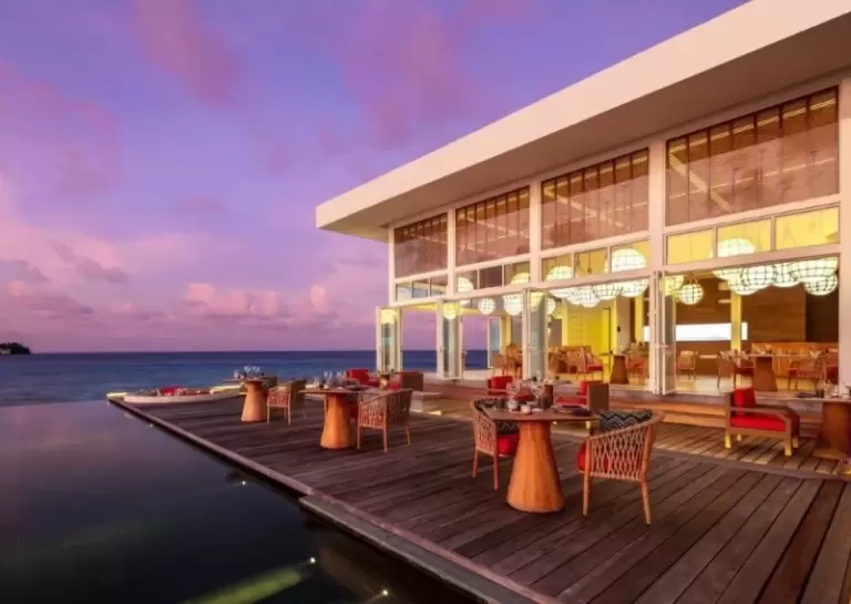 Йога на світанку з видом на океан: огляд Raffles Maldives Meradhoo Resort