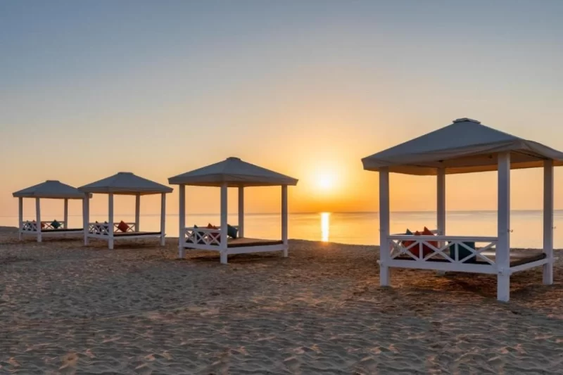 Пляж готелю Sealine Beach Resort в Месаїді