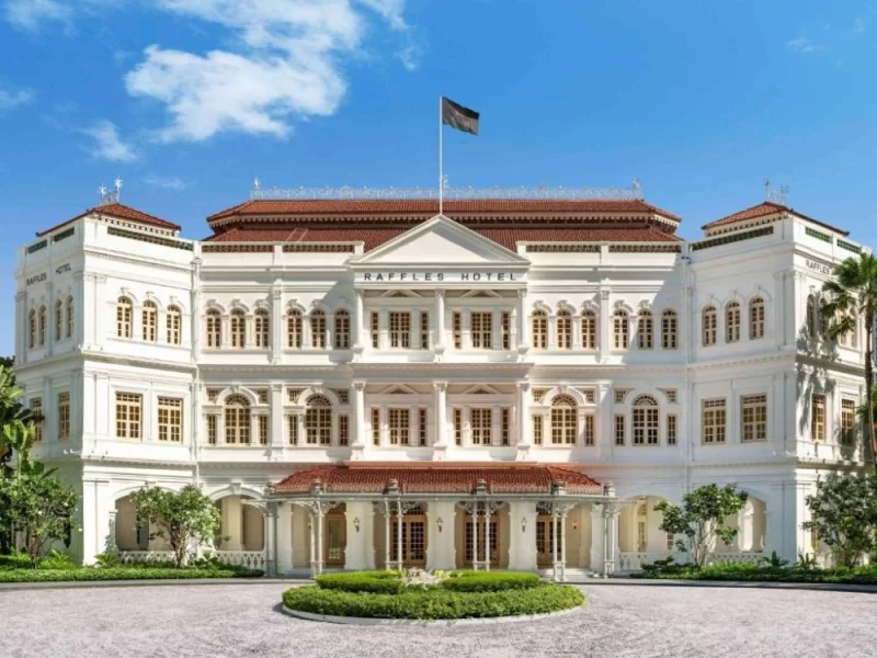 Білосніжна колоніальна будівля готелю Raffles