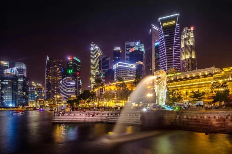 Статуя Мерлайона на фоні готелю Marina Bay Sands
