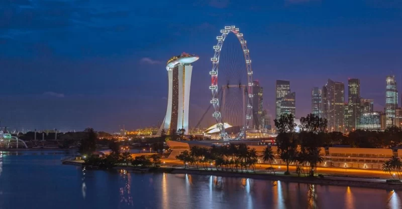Колесо огляду Singapore Flyer на фоні хмарочосів