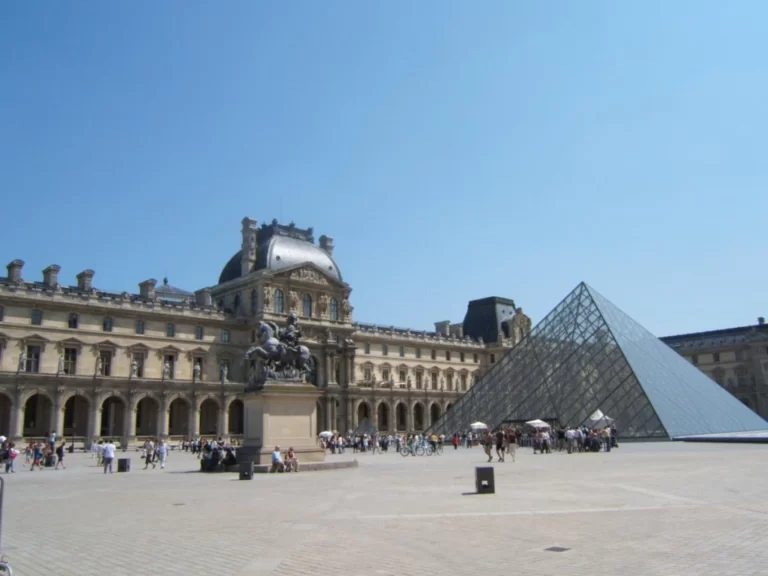 Лувр відкрився для туристів після грандіозного пограбування 22 Гранд тур