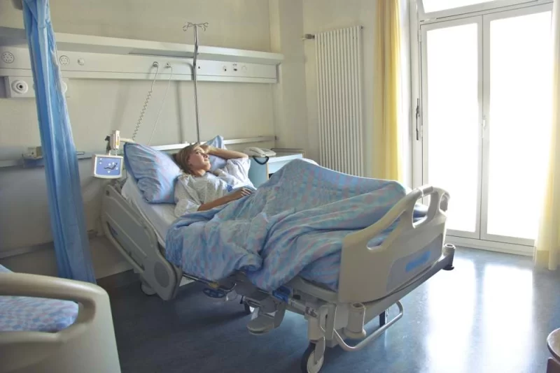 Лікар-хірург у стерильному одязі в операційній