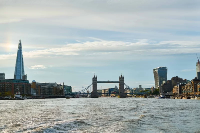 Річковий трамвайчик Thames Clippers на Темзі з видом на хмарочоси Лондона