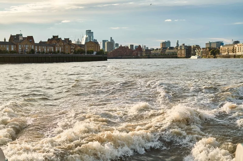 Інтер'єр річкового трамвайчика Thames Clippers в Лондоні