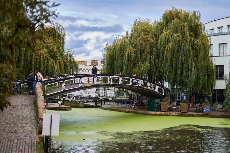 Люди відпочивають біля Ріджентс-каналу в районі Little Venice