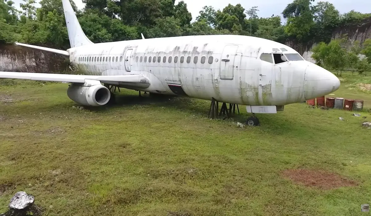 На Балі посеред лісу стоїть літак, і ніхто не знає, звідки він узявся 1 Гранд тур На Балі посеред лісу стоїть літак, і ніхто не знає, звідки він узявся