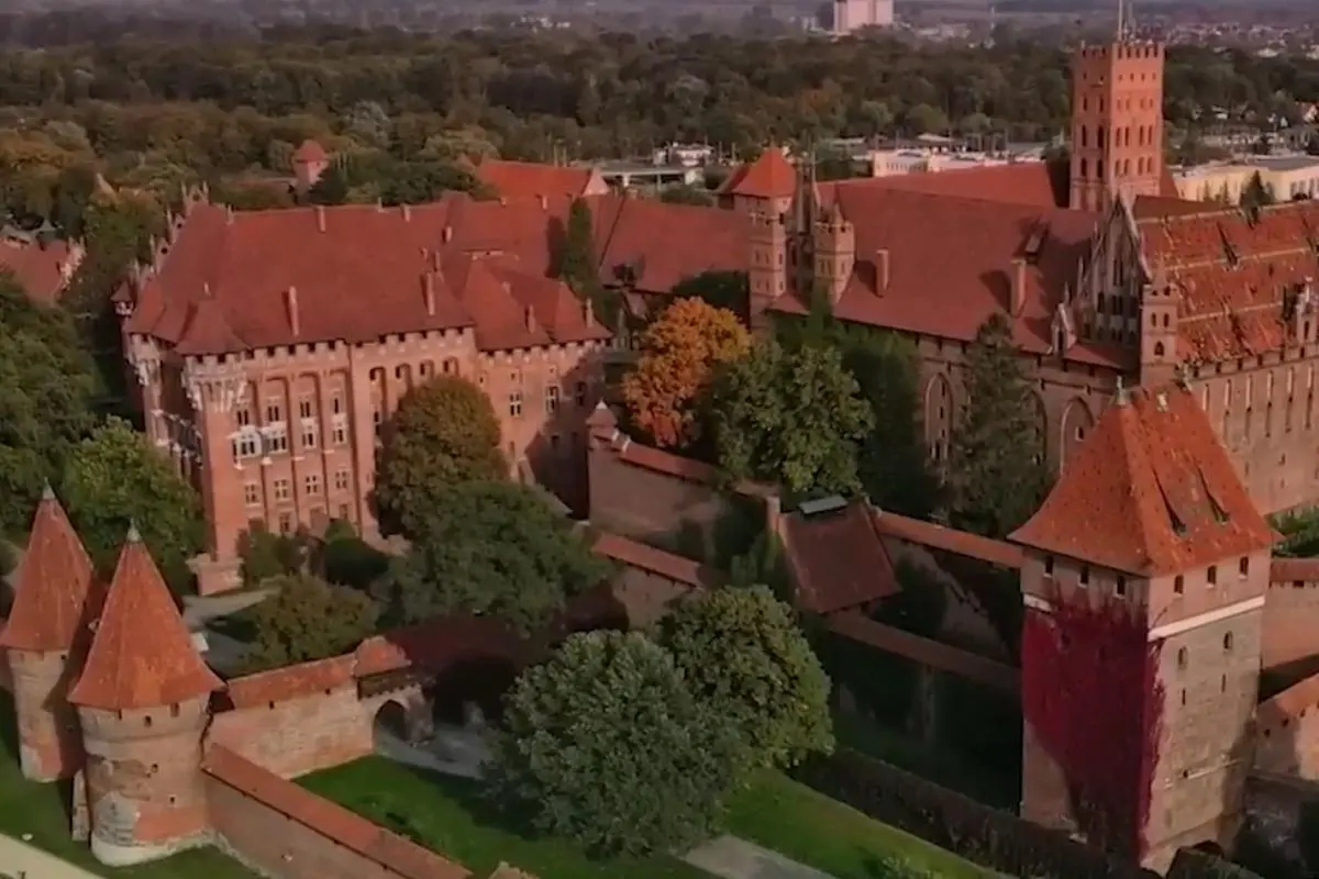 Найбільший замок у світі займає 21 гектар і має драматичну історію: де він знаходиться 1 Гранд тур Найбільший замок у світі займає 21 гектар і має драматичну історію: де він знаходиться