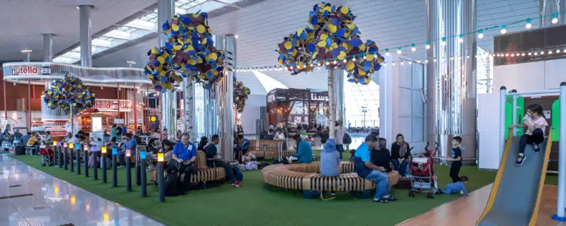 Розкішний інтер'єр зони Duty Free в аеропорту Дубая