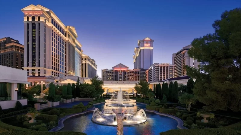 Фасад готелю Caesars Palace в римському стилі