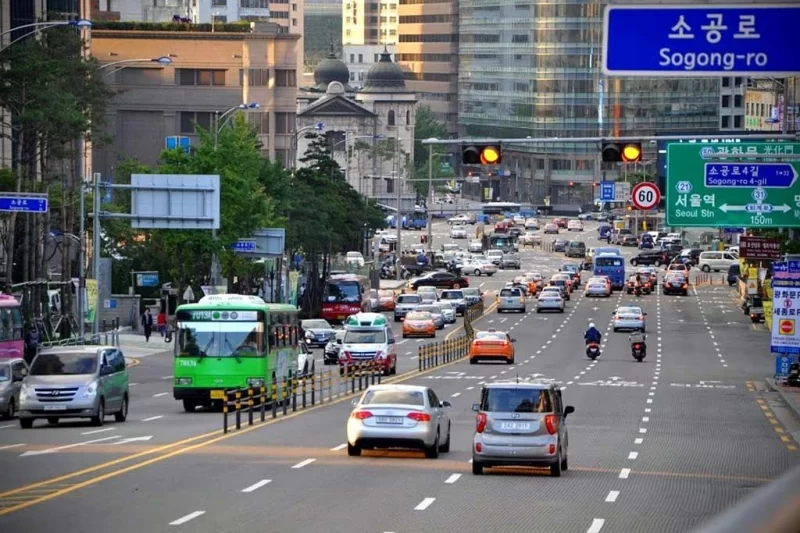 Потяг метро на станції в Сеулі, Південна Корея