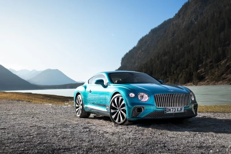 Автомобіль Bentley на виробничій лінії