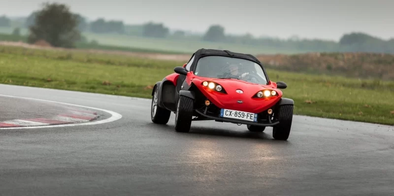 Червоний автомобіль Ferrari в музеї