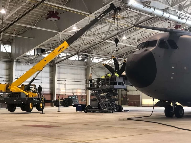 Літак Airbus в процесі збірки в ангарі