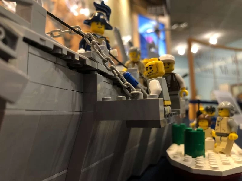 Різнокольорові деталі конструктора Lego