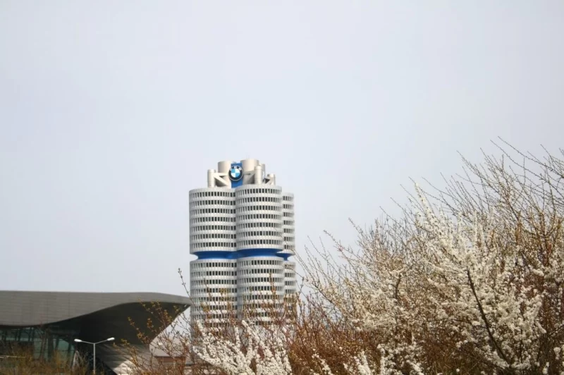 Промисловий туризм: як потрапити на заводи BMW, Ferrari та Lego? 🏭