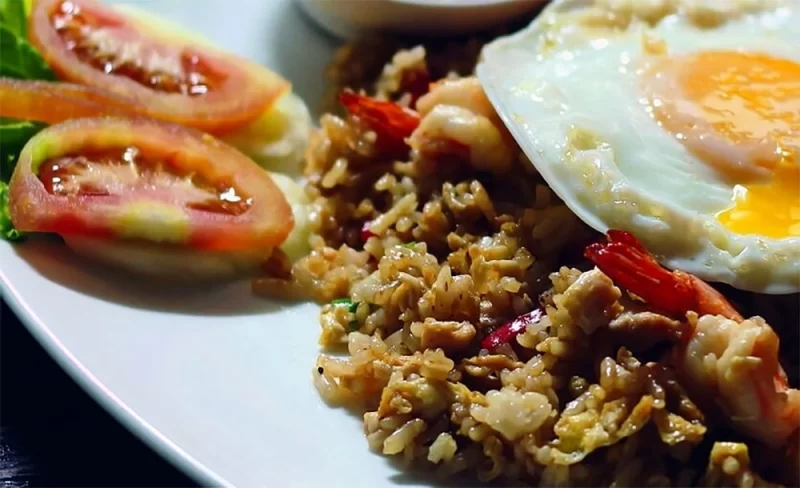 Традиційна балійська страва насі горенг з рисом, овочами та яйцем