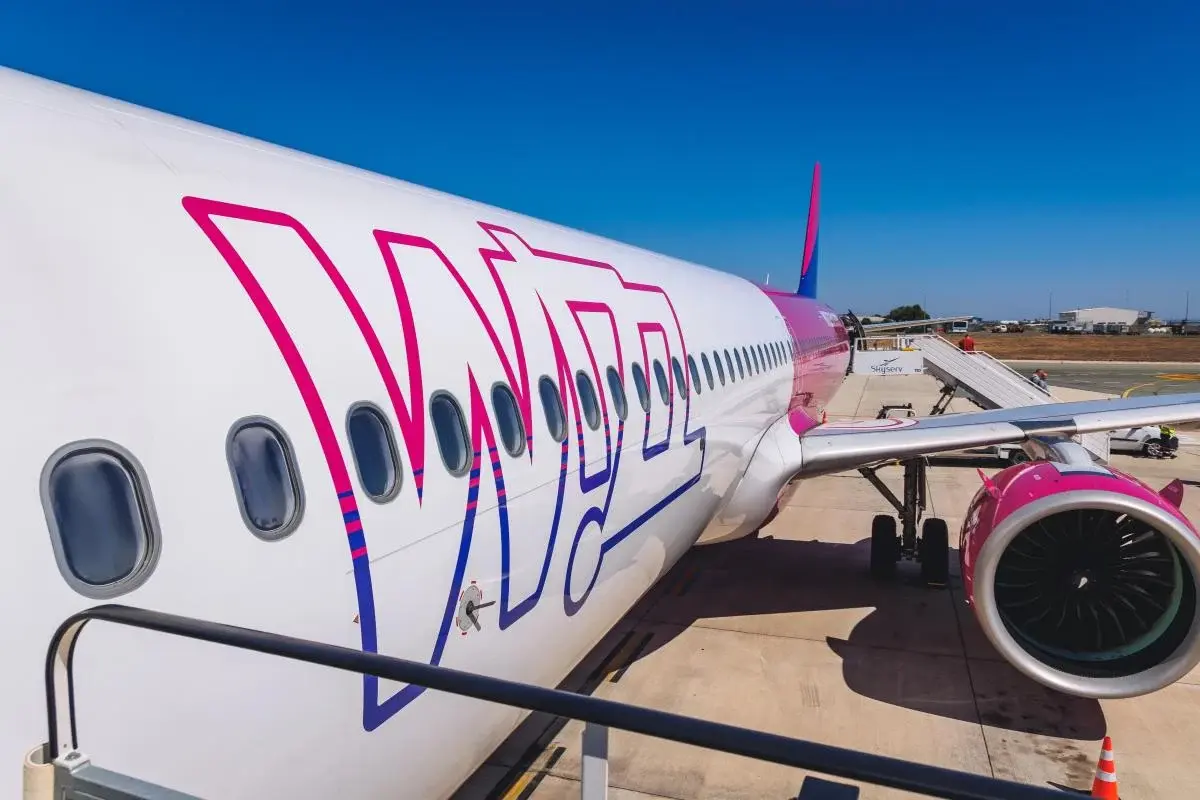Рейс Wizz Air зупинили перед зльотом через тріщину в ілюмінаторі 1 Гранд тур Рейс Wizz Air зупинили безпосередньо перед зльотом: що помітила стюардеса