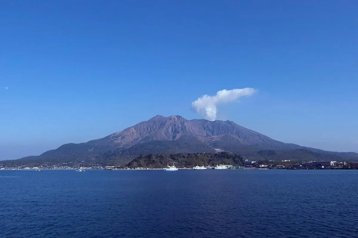 Рейси скасовано: в Японії вивергнувся вулкан Сакурадзіма, піднявши стовп попелу на 3,4 км 1 Гранд тур Рейси скасовано: в Японії вивергнувся вулкан Сакурадзіма, піднявши стовп попелу на 3,4 км