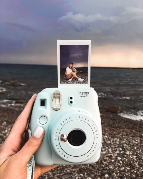 Фотоапарат миттєвого друку Polaroid та готові фотокартки