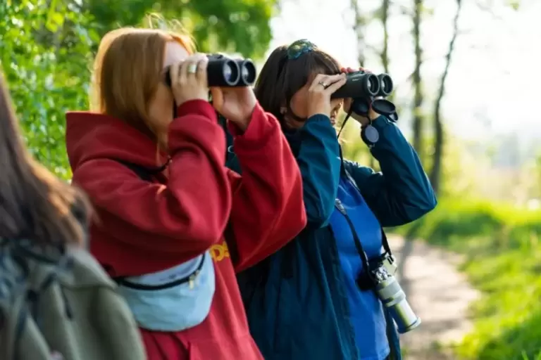 Що подарувати мандрівниці? 50+ ідей від сертифіката на тур до браслета з шармами 🎁✈️