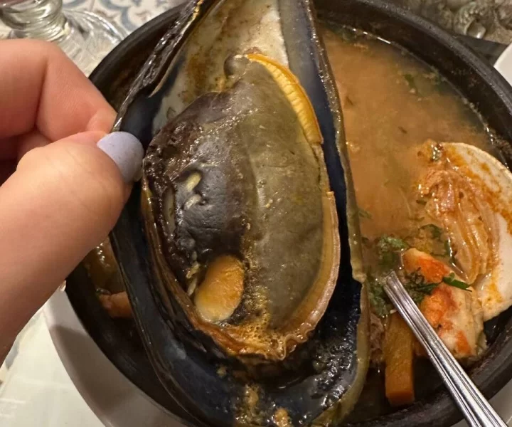 Велика тарілка з різноманітними морепродуктами