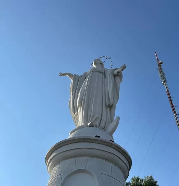 Вид на Сантьяго та Анди з вершини гори Сан-Крістобаль