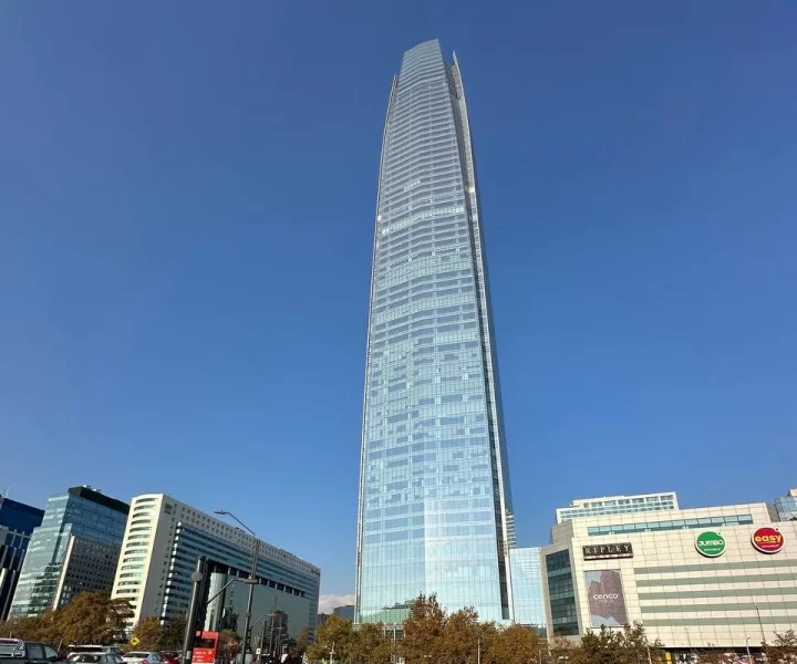 Хмарочос Sky Costanera височіє над містом