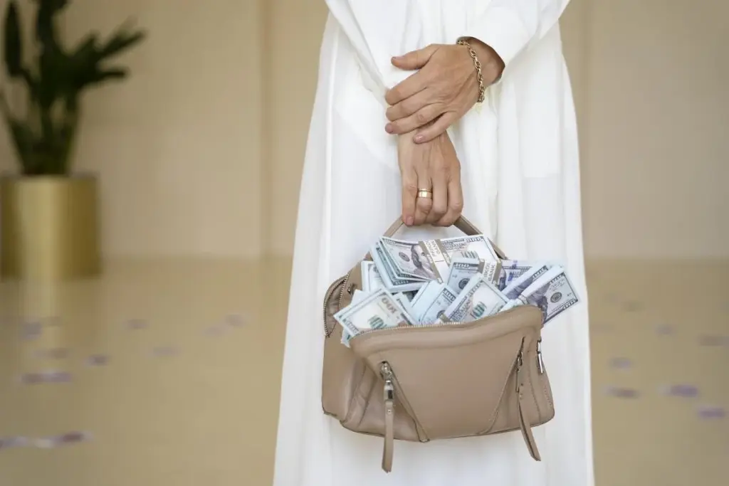 Скільки готівки та золота можна провезти через кордон: коли не випустять просто так 1 Гранд тур Скільки готівки та золота можна провезти через кордон: коли не випустять просто так