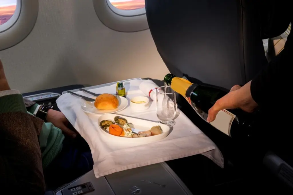 Стюардеса розповіла, який напій краще не замовляти під час польоту 1 Гранд тур Стюардеса розповіла, який напій краще не замовляти під час польоту