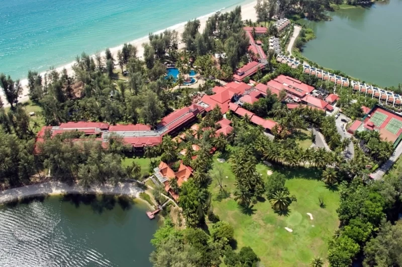 Вид на готель Dusit Thani Laguna Phuket з басейном та пляжем Банг Тао