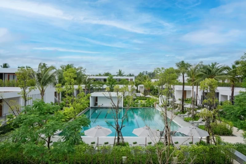 Приватна вілла з басейном в готелі Melia Phuket Mai Khao, оточена тропічною зеленню
