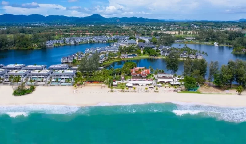 Величезний басейн-лагуна в готелі Angsana Laguna Phuket, що оточує будівлі
