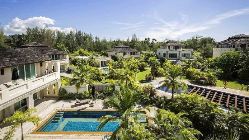 Піщаний пляж Пак Віп та територія готелю Robinson Club Khao Lak з пальмами