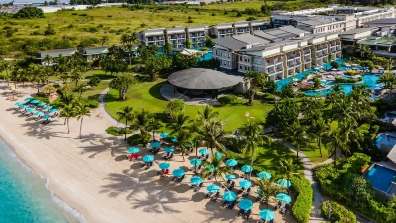 Басейн готелю Le Meridien Khao Lak Resort & Spa з видом на Андаманське море