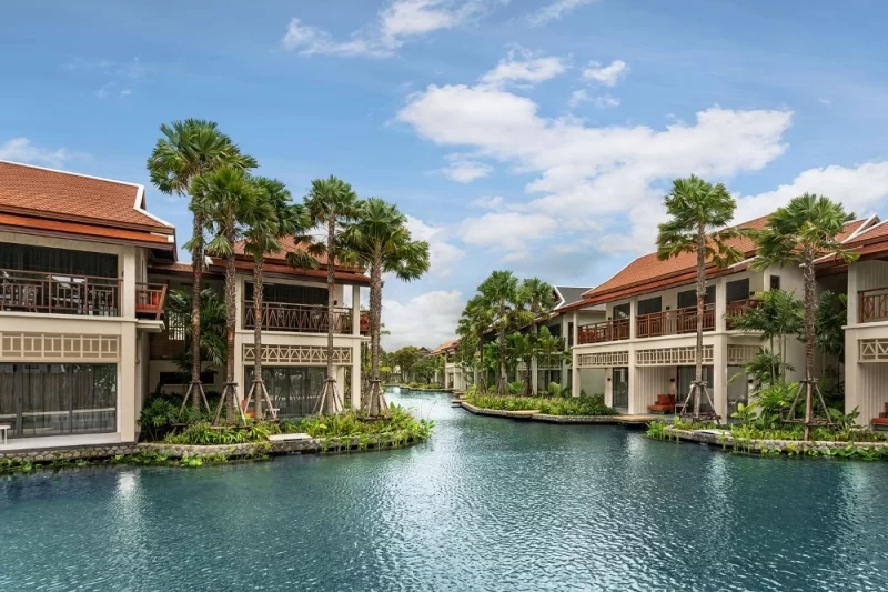 Сучасний номер в готелі Grand Mercure Khao Lak Bangsak з видом на басейн